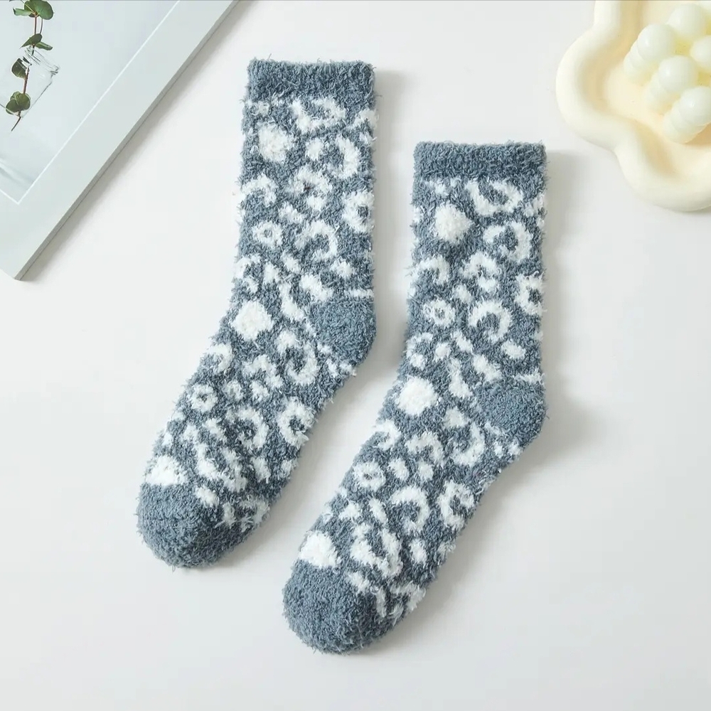 Leopard Print Fuzzy Socks Set - Picture 4 of 6